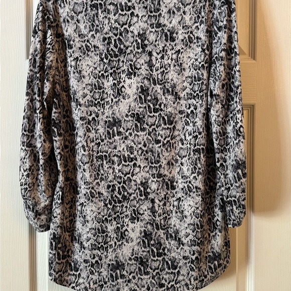 Jones NewYork Snakeskin Top - Picture 2 of 3